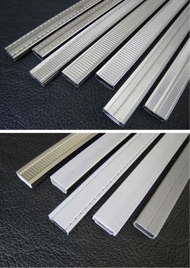 Hohlkammerprofile gibt es entweder als reine Edelstahl-Abstandhalter (oben) oder wie im Bild unten als Hybridlösungen aus Kunststoff mit Metall.