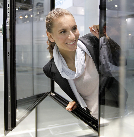 Das Glasfenster des deutschen Unternehmens Woschko Winlite kommt ohne den klassischen Fensterrahmen aus. Es kann dadurch neben Fassaden aus konventionellen Materialien auch in Glasfassaden integriert werden, was so einen beinahe ungehinderten Blick nach draussen ermoeglicht. Das Element funktioniert wie ein normales Kipp/Drehfenster und verfügt mit seinem 3-fach Isolierglas über sehr gute Isolier- und Schalldaemmungseigenschaften.