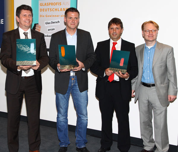 Die Gewinner (v.l): Stellvertretend für Glas Dersch nahm Carsten Engelhardt (Saint-Gobain Deutsche Glas) den 3. Preis entgegen. Sandro Lamprecht, Verkaufsleiter Glaskontor Erfurt (1. Preis) und Axel Nunner, Vertriebsleiter bei arcon (2. Preis), daneben GLASWELT Chefredakteur Matthias Rehberger.