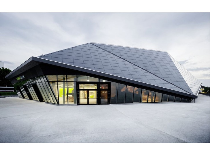 Die Fassade ermöglicht durch ihre 3-fach-Verglasung einen hervorragenden ­Wärmeschutz. Zum Einsatz kommt Silverstar Selekt von Glas Trösch mit einem Ug-Wert ­von 0,6 W/m²K. - © Fotos: rené schmid architekten ag
