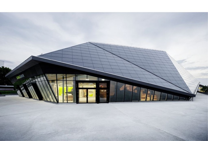 Die Fassade ermöglicht durch ihre 3-fach-Verglasung einen hervorragenden ­Wärmeschutz. Zum Einsatz kommt Silverstar Selekt von Glas Trösch mit einem Ug-Wert ­von 0,6 W/m²K.