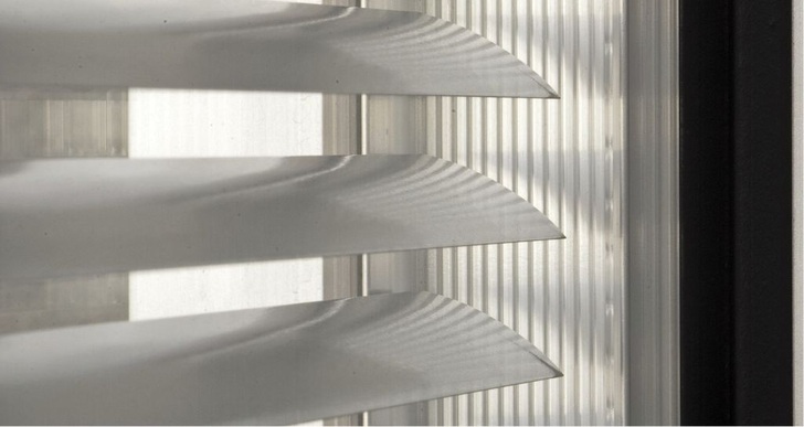 Isolierglas mit innen liegender Jalousie kombiniert Wärmedämmung mit Sonnen-, Blend- und Sichtschutz. Ein weiteres Plus ist die Wartungsfreiheit.