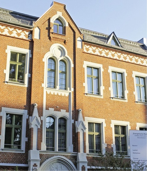 Die sanierten Holzfenster über dem Eingangsbereich bilden ein sehr homogenes ­Gesamtbild mit den neuen Holzfenstern in der Klinkerfassade.