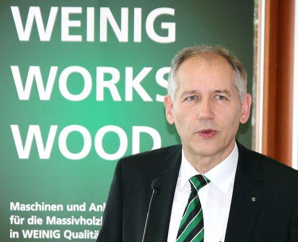 Weinig Vorstand Wolfgang Pöschl auf der Pressekonferenz in Tauberbischofsheim.