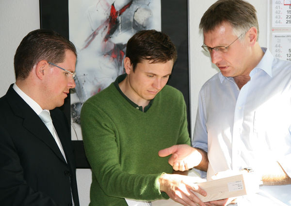 V. r.: Detlef und Bastian Timm im Gespräch mit 

Rudolf Menningen (Zobel). Gemeinsam entwickeln sie Lösungen für die 

Anforderungen der Planer.