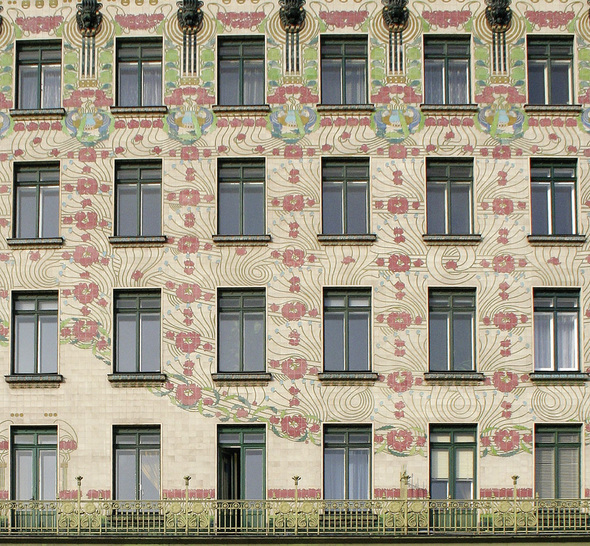 Typische Jugendstilfassade in Wien — hier treten die Fenster in ihrer Gestaltung zurück und lassen der Fassadenornamentik den Vortritt. - © Fotos: Klaus Siegele
