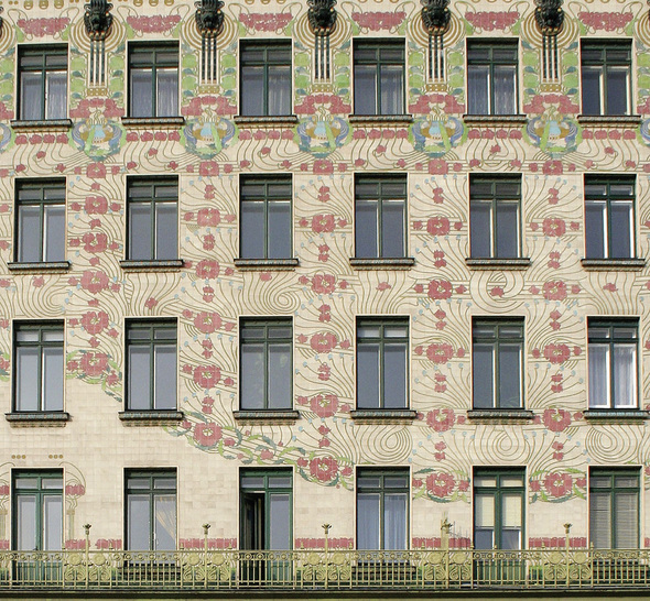 Typische Jugendstilfassade in Wien — hier treten die Fenster in ihrer Gestaltung zurück und lassen der Fassadenornamentik den Vortritt.