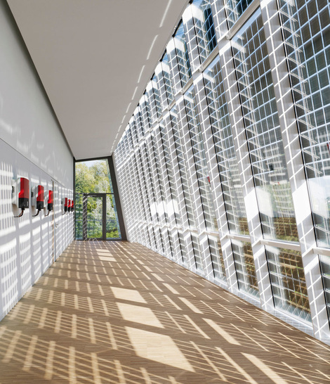 Neben der Energiegewinnung kann PV in der Fassade auch Funktionen wie Verschattung und Sichtschutz übernehmen, wie hier im SMA Schulungsgebäude in Kassel. - © Foto: Constantin Meyer Photographie, Architektur: HHS, Kassel -
