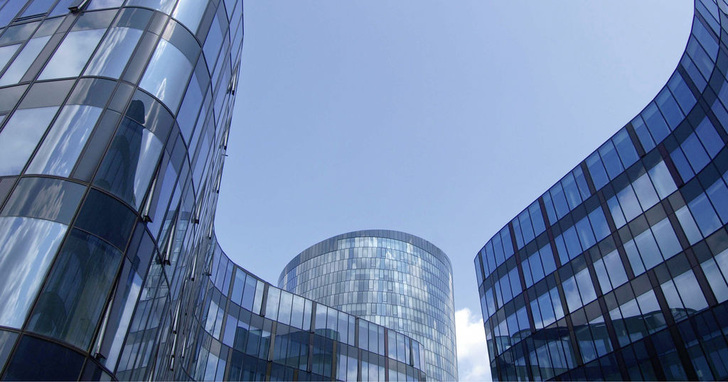 Gebogene Gläser aus den Werkstätten von ­Döring-Glas findet man bei repräsentativen Gebäuden auf der ganzen Welt. Hier die höhenmäßig gestaffelten „Rund Vier“ Bürohäuser in Wien.