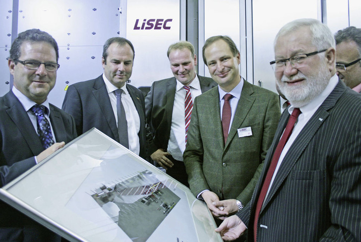 Auf der glasstec besiegelten Hans Franke (ganz r.) von Energy-Glas und der neue Lisec-Geschäftsführer Othmar Sailer (2.v.r.) den Kauf des Lisec-Vorspannofens.
