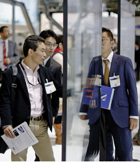 Spannende Exponate: Hier im Bild sind Scheiben zu sehen, die mittels Laserinnengravur im Glas Tageslicht wie Lamellen in den Raum lenken.
