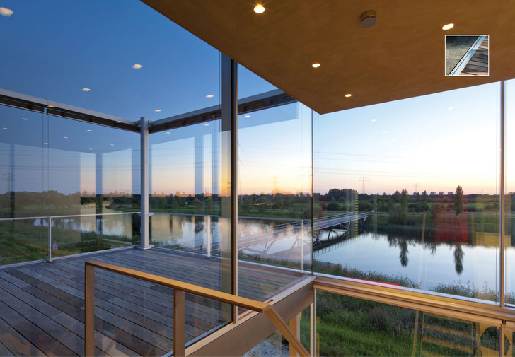 Bei den Schiebeflügeln ist der Boden­bereich frei von störenden Schwellen und somit barrierefrei.