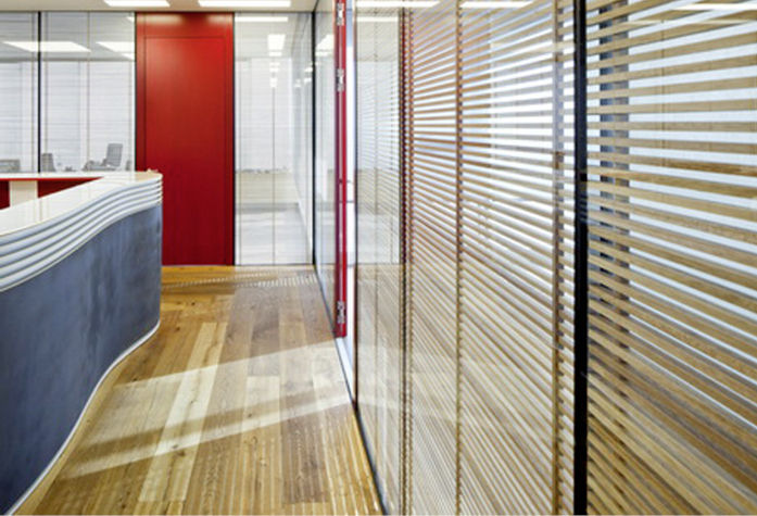 Bei seinen Interieurgläsern setzt Anbieter Okalux auch auf Holzeinlagen im Scheibenzwischenraum. Hier am Beispiel eines Bürogebäude in Tel Aviv.