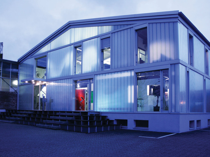 Glaskristall in der Winterdämmerung: Der Neubau von Glas König ist ein Schmuckstück im Industriegebiet von Köln Poll. Die Fassade aus Profilbauglas macht es möglich, dass das Gebäude im Dunkeln von innen heraus strahlt.