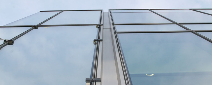 Glasfassaden müssen heute viel leisten: ­Hierbei ­können Simulationsprogramme ein wichtiges ­Werkzeug darstellen, um eine ausgewogene ­Balance aus Anforderungsprofil und Gestaltungswünschen zu erreichen. - © Foto: IfGA Institut für Gebäudeanalytik e.V
