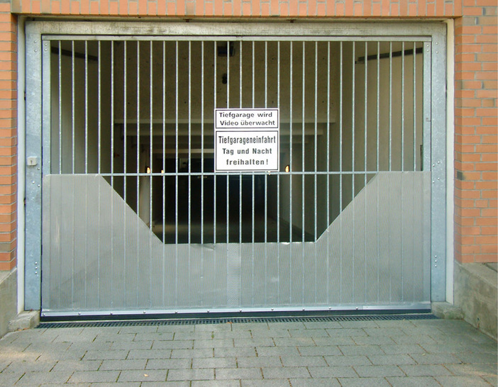 Schick anzusehen, das Tor Marke Eigenbau. Hier müssen aufgrund der Mitfahrmöglichkeit auf dem Tor bei jedem Sachkundigen die Alarmglocken schrillen und eine Prüfungsabnahme verneint werden.