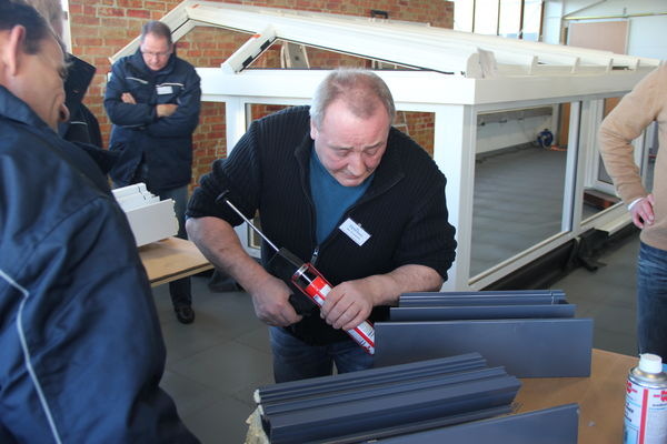 Der korrekte Einsatz von Dichtstoffen im Wintergartenbau ist von großer Bedeutung. Das neue Merkblatt 06 gibt hier fundierte praktische Tipps.