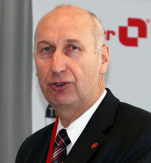 Helmut Hilzinger auf der Pressekonferenz in Stuttgart