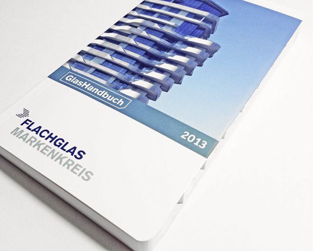 Ab sofort auf allen Kanälen erhältlich, das aktualisierte GlasHandbuch des Flachglas MarkenKreises. Ab sofort auf allen Kanälen erhältlich, das aktualisierte GlasHandbuch des Flachglas MarkenKreises.