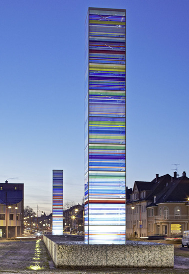 Die Stelen in Bretten wirken wie leuchtende Glasnadeln in der Nacht. - © Foto: dietmar strauß bildermacher, architekturfotografie
 Die Stelen in Bretten wirken wie leuchtende Glasnadeln in der Nacht.