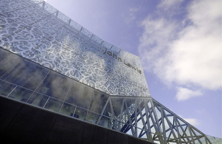 Die Fassade des John Lewis Department Store in Leicester wurde mit einer metallischen Beschichtung namens ipachrome design von Interpane gestaltet.