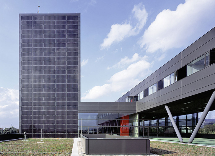 Großflächig integrierte Photovoltaikelemente in den Fassaden der neuen Feuerwache in Heidelberg. Der Entwurf stammt von Peter Kulka Architektur. Zum Einsatz kamen dort auch Fenster und Fassaden von Wicona.