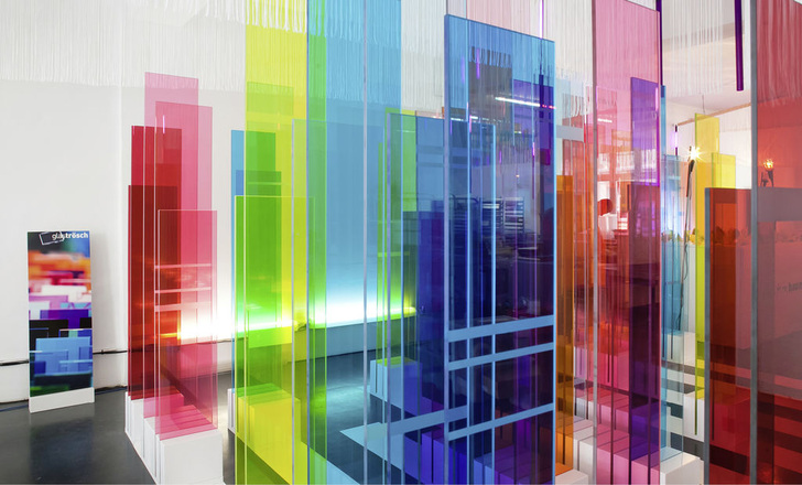 Die Installation „D N A-rt“ von Daniela Buck (von der Glas Trösch ­Beratung) spielt mit ­farbigen Interieur­gläsern und deren Farbüberlagerungen.