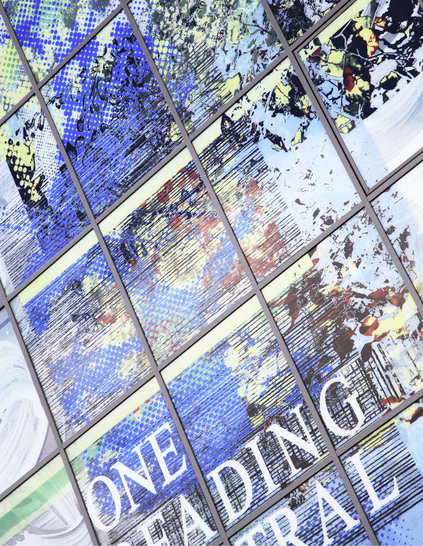 Bei diesem aufgedruckten komplexen Bildmotiv wurde die keramische Farbe nach dem Druck dauerhaft in die Verglasung eingebrannt.