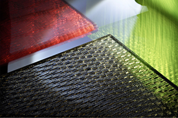 Mittels incapcell-Laminator lassen sich dreidimensionale Werkstoffe zwischen Glas einbetten. Hier Glaslaminate mit Titan-Geflecht-Design.