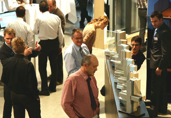 Die Veranstaltung wird durch eine begleitende Fachausstellung abgerundet. Neben den Inputs aus den Referaten bietet sich den Teilnehmenden die Gelegenheit zum Erfahrungsaustausch, für Networking und zur Information bei den Ausstellern aus der Fenster-, Fassaden- und Zuliefererindustrie.