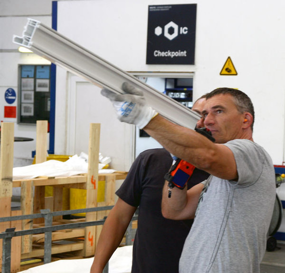 Mitarbeiter im Inoutic-Werk in Bogen/Bayern.
