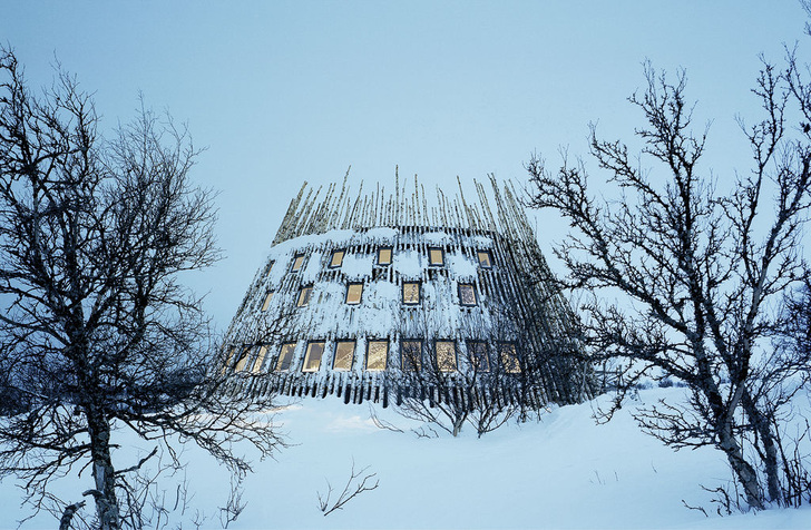 Das Restaurant in den Bergen erinnert mit seiner Rundbauweise an ein traditionelles Sami-Zelt. - © Foto: Åke Lindmann/Velux
