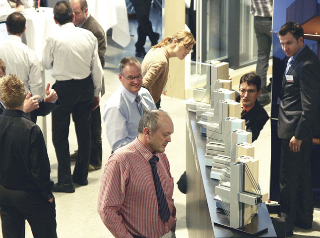 Neben den Inputs aus den Referaten bietet sich den Teilnehmenden auf den windays die Gelegenheit zum Erfahrungsaustausch und zur Information bei den Ausstellern aus der Fenster-, Fassaden- und Zuliefererindustrie.