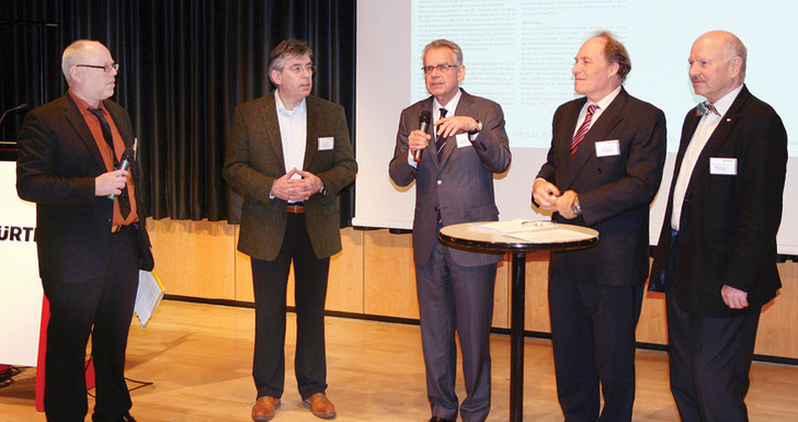 Diskutierten eifrig über die Normenhörigkeit der Branche (v.r.): ­Ulrich Zink, Prof. Sieberath, Michael Opoczynski und Prof. Klaus Layer. Moderiert wurde die Tagung durch den GLASWELT Redakteur und ­Sachverständigen Olaf Vögele (l.).