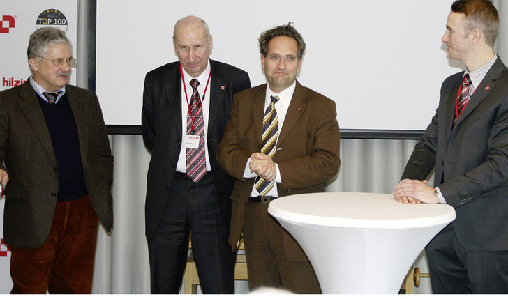 Gemeinsam für mehr Klimaschutz (v.l.): Helmut Over, Helmut Hilzinger, Prof. Dr. Klaus Sedlbauer vom Fraunhofer Institut für Bauphysik, mit dem auf dem Pressetermin eine engere Zusammenarbeit besiegelt wurde und Roman Hilzinger.