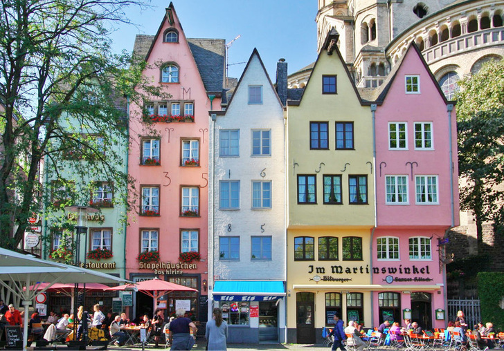 Fast jeder Gastronomiebetrieb in der Kölner Altstadt benutzt Markisen oder Schirme um die Außenflächen zu erweitern. Gerade hier bietet sich ein breites Betätigungsfeld für Fachbetriebe durch zusätzliche Umsätze mit Digitaldruck. - © Foto: Vögele
