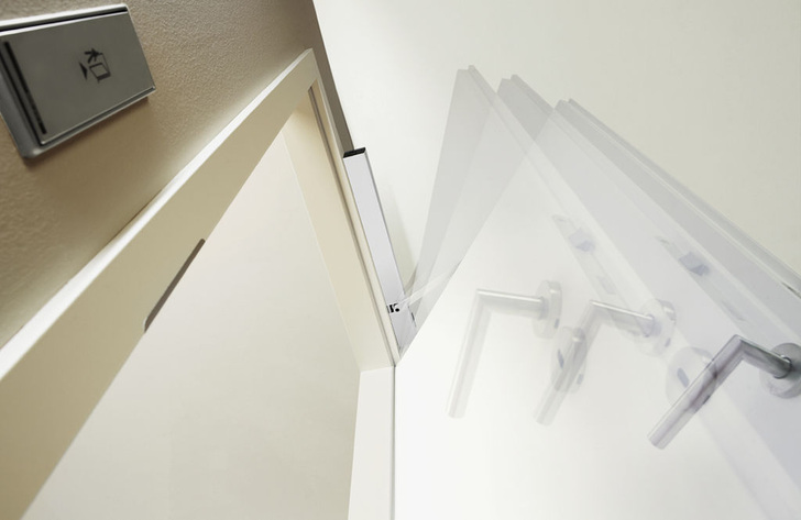 Der automatische Drehtürantrieb ECturn Inside bewegt Drehtüren und erfüllt dabei das Sicherheitsniveau der DIN 18650.