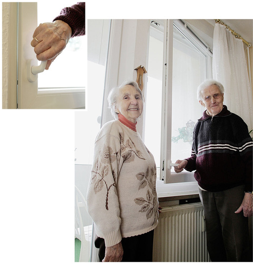 In der Wohnung von Annita und Gottfried Kunath sorgen die neuen Fenster für ein behagliches Klima. Die leichtgängigen Fenstergriffe von Winkhaus sind weit unten am Rahmen angebracht, damit sie von Rollstuhlfahrern und im Sitzen bedient werden können.