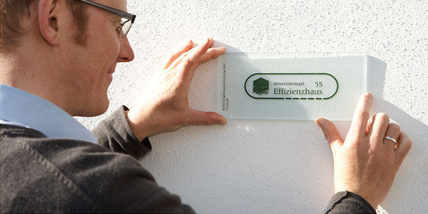 Das dena-Gütesiegel Effizienzhaus zeichnet sanierte oder neu gebaute Wohnhäuser aus, die besonders wenig Energie für Heizung und Warmwasser benötigen. Die energetische Qualität wird in einem speziell von der dena entwickelten Verfahren überprüft und dokumentiert. Die Gütesiegel-Hausplakette macht die geprüften Gebäude auf den ersten Blick erkennbar.