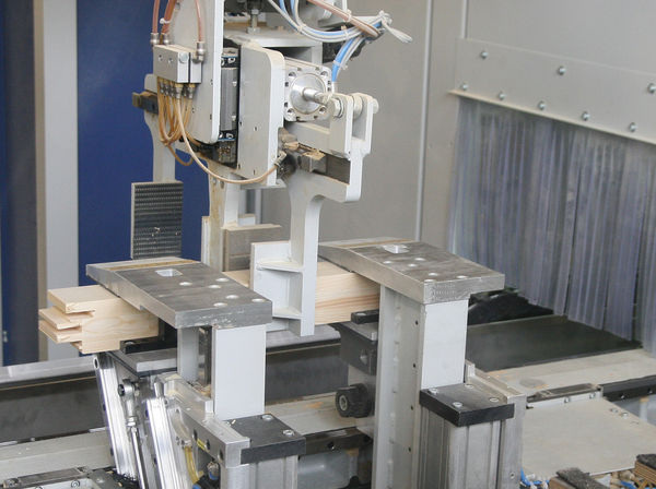 Hierbei geht es im Patentstreit: Weinig ließ sich die Zangentische mit den Klemmpratzen patentieren und wirft Homag vor, dieses Patent verletzt zu haben.