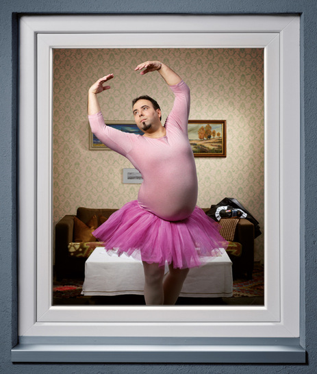 Auftakt-Motiv der neuen Anzeigenkampagne von Inoutic: heimliche Leidenschaft als Ballerina.