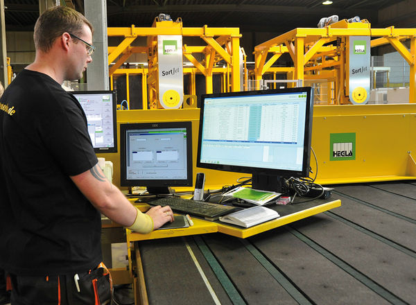 A+W DynOpt gesteuerter Float Zuschnitt. Die Gläser werden mit einer Ausbeute von meist über 90% (bei gängigen Gläsern) optimiert, geschnitten und anschließend in den SortJet Puffer eintransportiert.