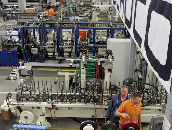 Blick in die neue Kaschierhalle bei Schüco in Weißenfels