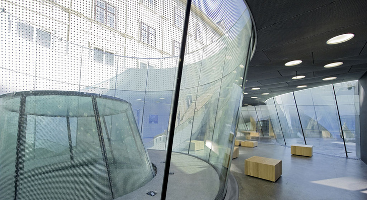 Gebogenes Glas als L ichtkegel: Die Scheiben sind mit einer Farbbeschichtung für den Sonnenschutz ­versehen.