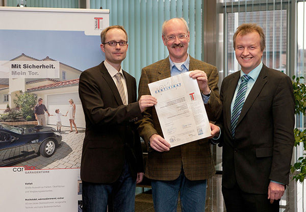 Teckentrup-Geschäftsführer Jörg Vogelsang (re.) und Management-Beauftragter Bernd Westhoff (li.) erhielten das Zertifikat für Umwelt- und Energiemanagement sowie für vorbildlichen Arbeits- und Gesundheitsschutz. Dipl.-Ing. Bernd Strufe (Mitte) von der Zertifizierungsstelle aus Rosenheim übergab das Zertifikat.