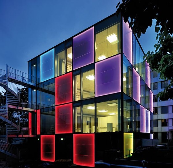 Blickfang bei Nacht: Die LEDs in der Fassade sorgen für einen hohen Wiedererkennungswert des Kundenzentrums. - © Lindner-Gruppe
