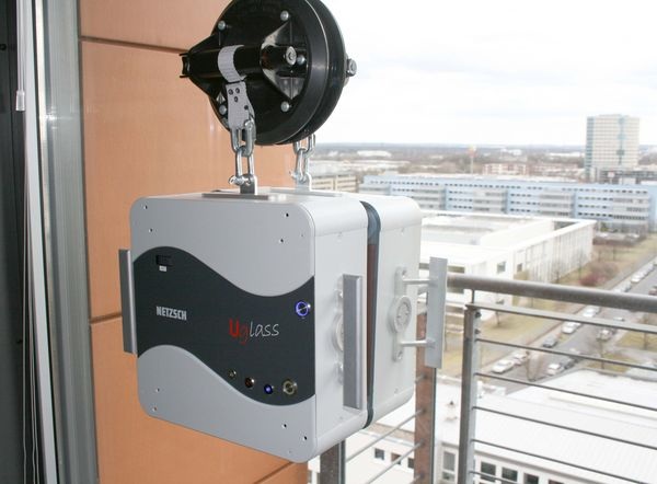 So funktioniert das Messgerät: Die beiden Teile werden innen bzw. außen auf dem Isolierglas angebracht. Dann heizt der Sensor der einen Gerätehälfte das ISO einseitig auf und detektiert die Temperaturerhöhung DT auf der Gegenseite. Der zeitliche Verlauf von DT wird analysiert und daraus der Ug-Wert der Verglasung bestimmt.