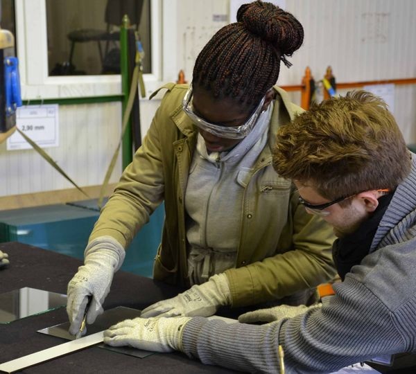 Die Ausbildung an der Glasfachschule in Stollberg reicht von den Grundlagen bis hin zur Hoch-Spezialisierung. - © SGG
