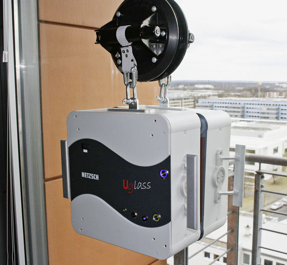 Bei dem mobilen Messgerät zur Ug-Wertbestimmung werden die beiden Teile innen bzw. außen auf dem Isolierglas angebracht. Dann heizt der Sensor der einen Gerätehälfte das ISO einseitig auf, detektiert die Temperaturerhöhung auf der Gegenseite und berechnet daraus den Ug-Wert der Scheibe.