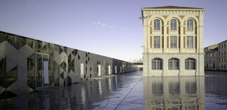 Die Cité du Design befindet sich auf dem ehemaligen Gelände der Waffenmanufaktur in Saint-…tienne, 60 km südlich von Lyon.